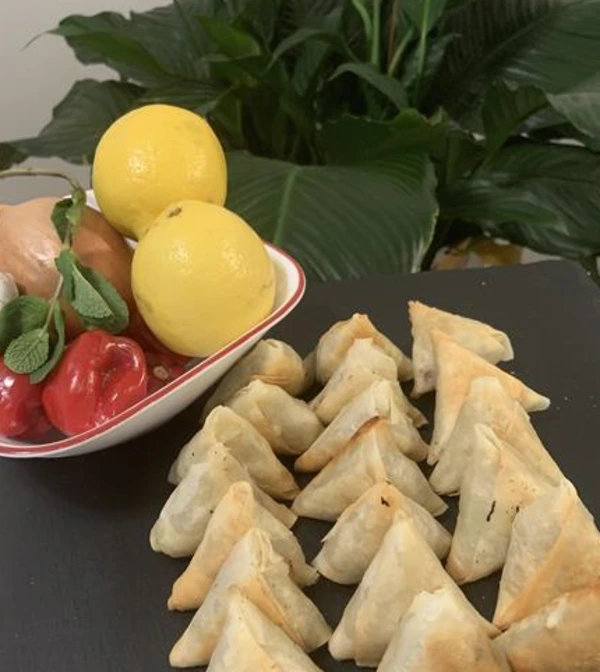 plateau de samboussas halal artisanaux avec ingrédients frais Massiwa Gourmet