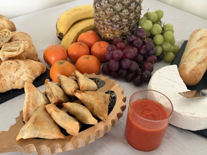 Préparation artisanale de samboussas halal à Montréal par Massiwa Gourmet